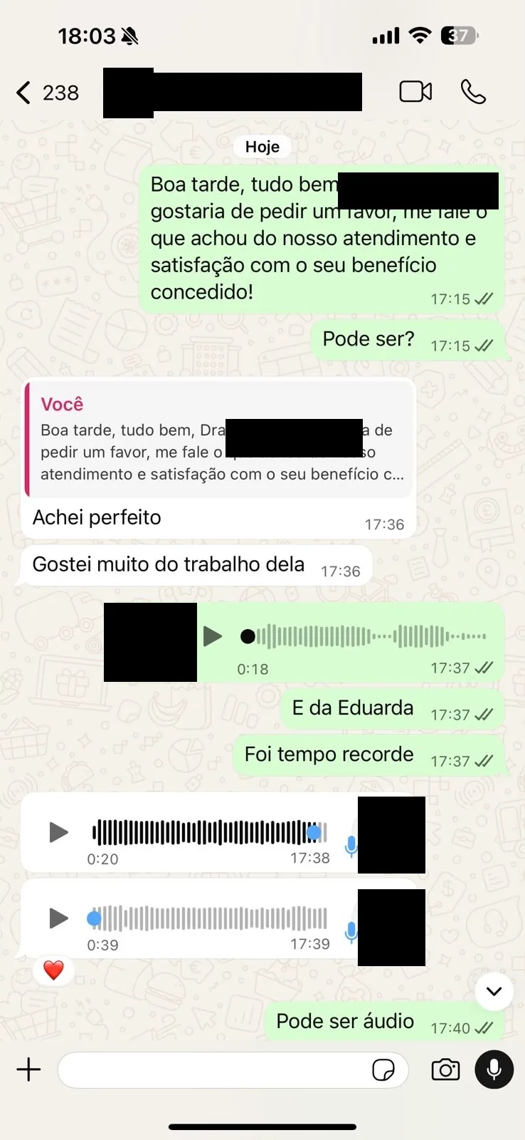 Print de uma conversa de WhatsApp com mensagens de uma cliente elogiando o atendimento. Nome, telefone e fotos aparecem cobertos por tarjas.